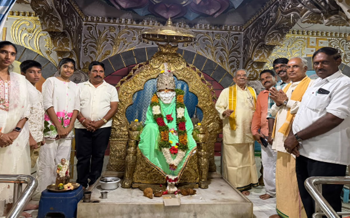 షిరిడీ పుష్కర ద్వారక సాయిబాబా ఆలయానికి రథం బహూకరణ