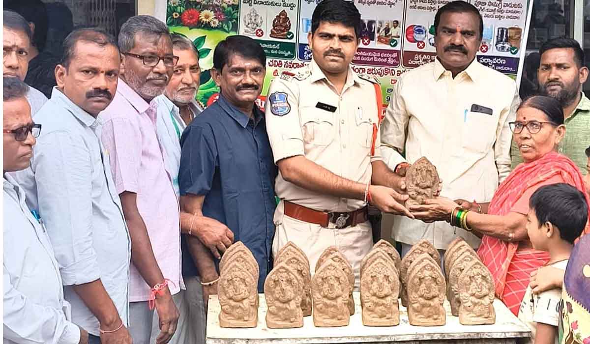 Odela | మట్టి వినాయకుడిని పూజిద్దాం.. పొత్కపల్లి ఎస్సై సనత్ రెడ్డి