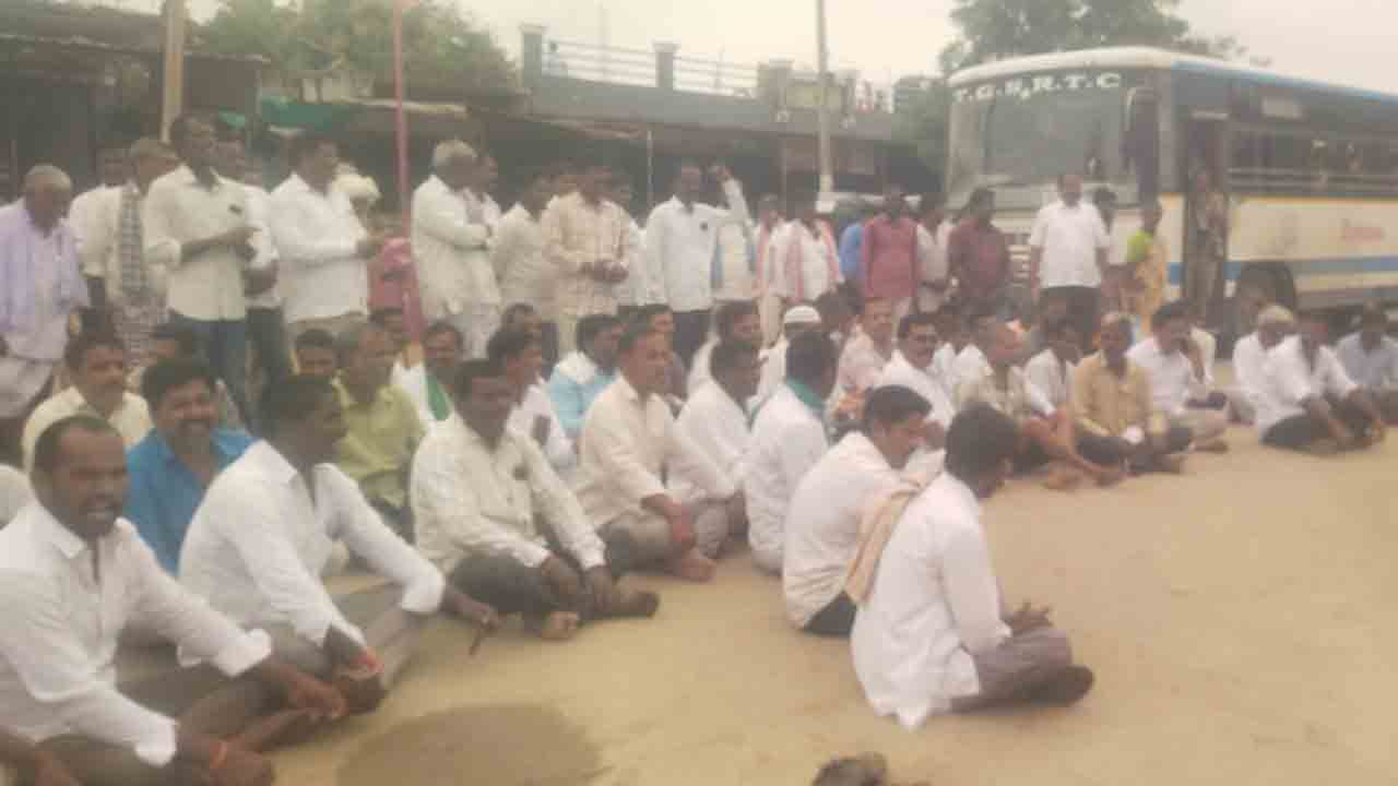 Low-voltage | నిజాంపేటలో లోవోల్టేజీ సమస్యను పరిష్కరించాలని రైతుల ఆందోళన