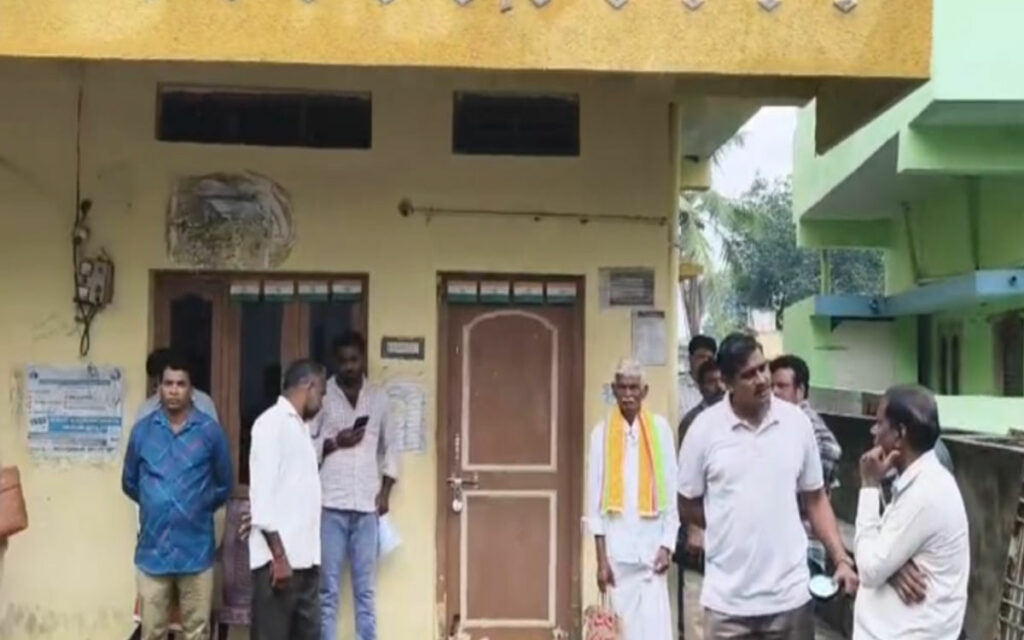 అద్దె చెల్లించడం లేదని ఈఎస్ఐ ఆస్ప‌త్రికి తాళం