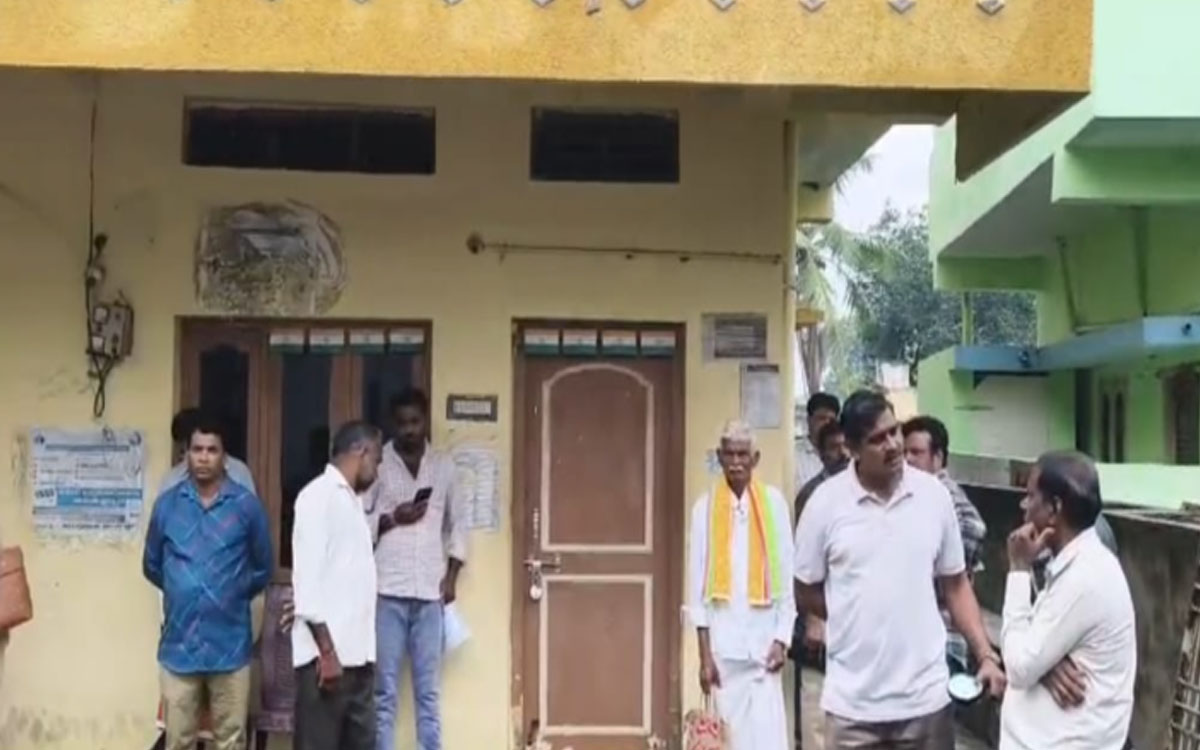 అద్దె చెల్లించడం లేదని ఈఎస్ఐ ఆస్ప‌త్రికి తాళం