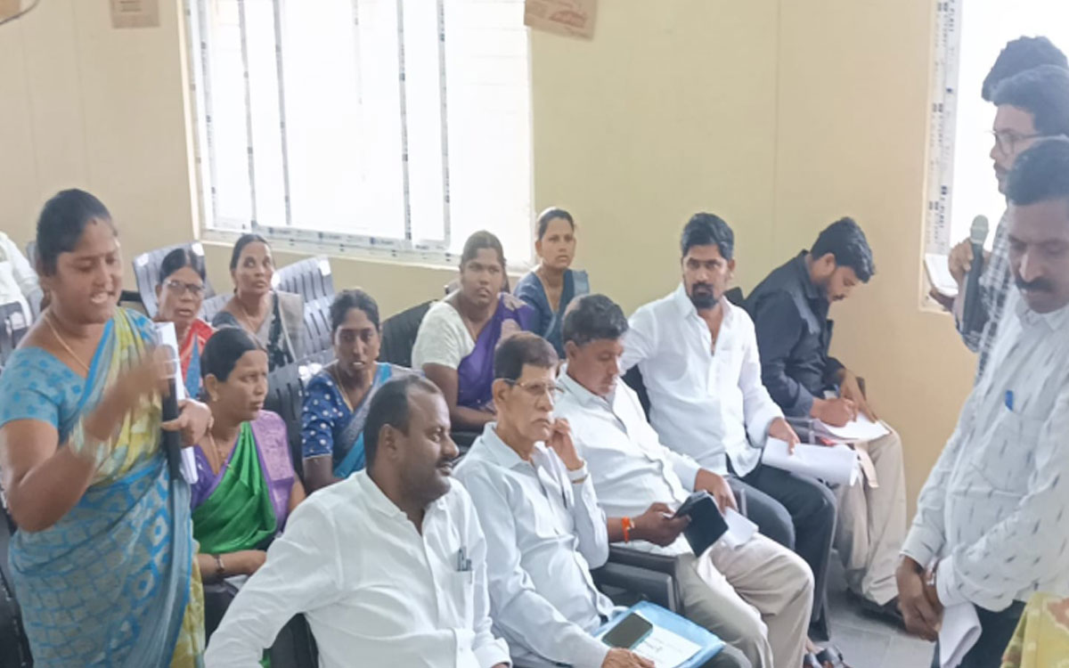 సర్వసభ్య సమావేశంలో మ‌హిళా స‌ర్పంచ్ క‌న్నీళ్లు