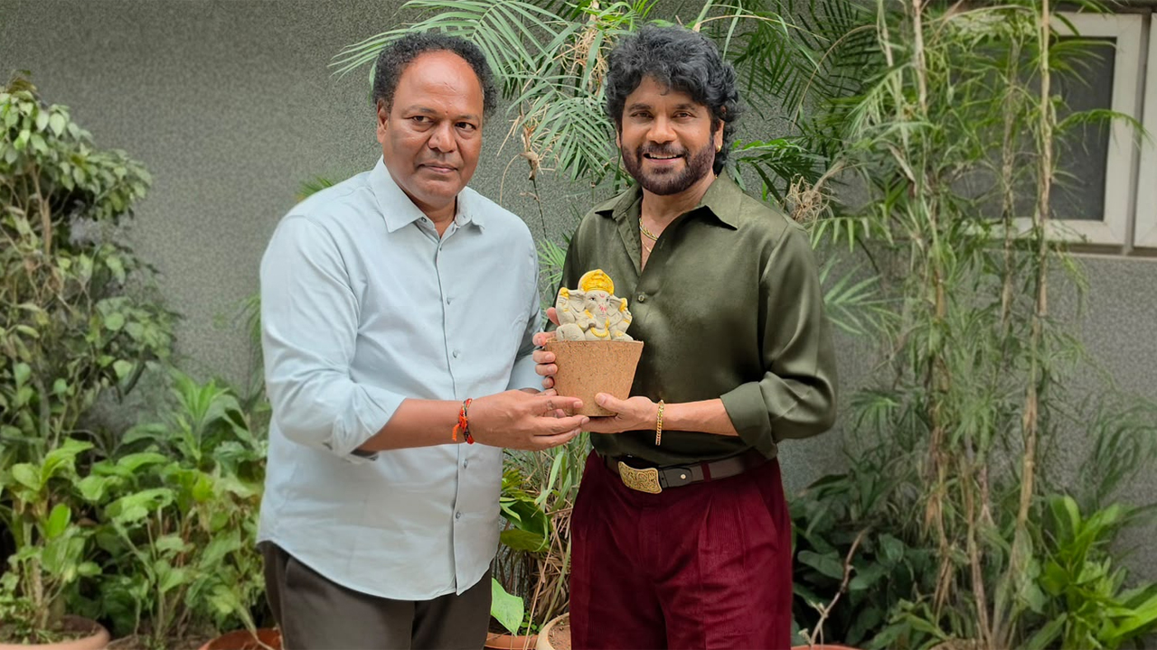 Nagarjuna Seed Ganesha | సీడ్‌ గణేశుడిని స్వీకరించిన నాగార్జున.. సంతోష్‌కుమార్‌ కృషికి అభినందనలు