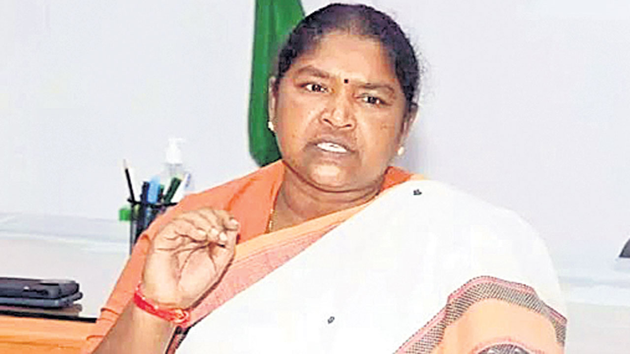 జీపీ భవన నిర్మాణాల్లో వేగం పెంచాలి: సీతక