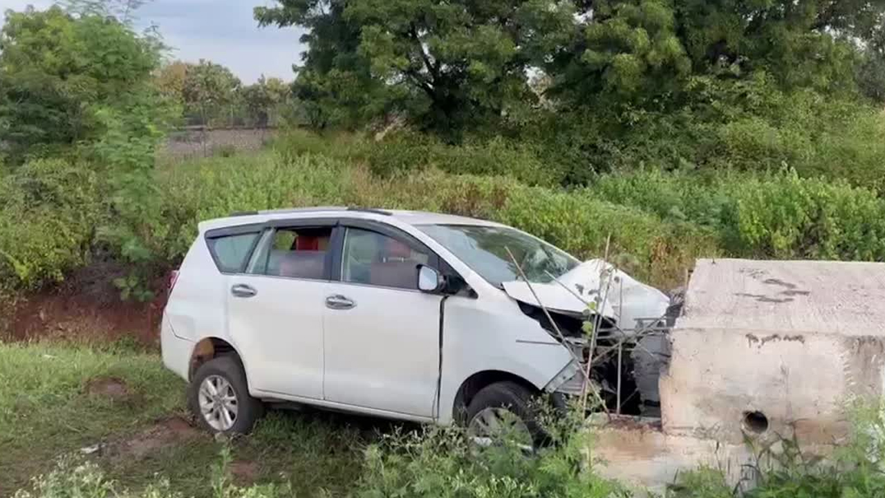 శంషాబాద్‌ సమీపంలో ఘోర రోడ్డు ప్రమాదం.. ఒకే కుటుంబానికి చెందిన నలుగురు మృతి