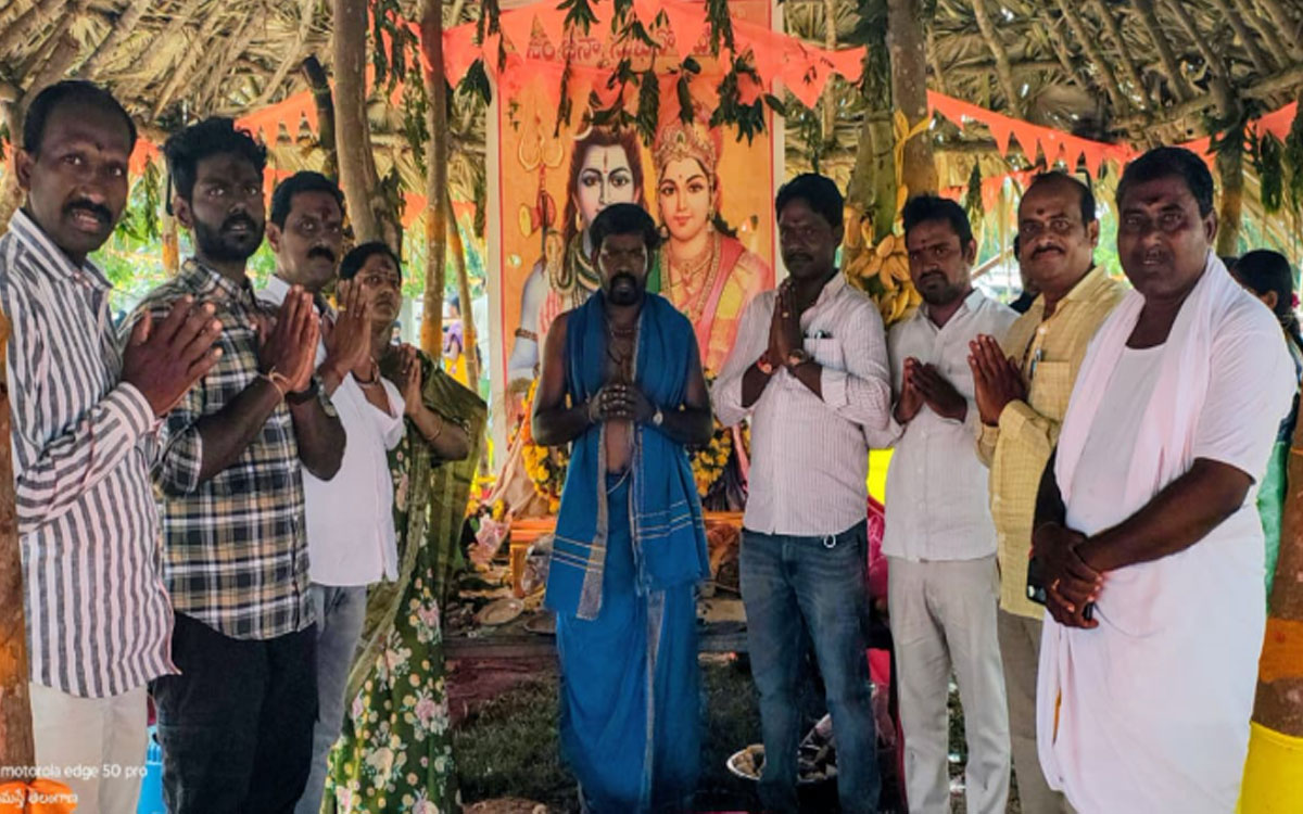 శాంతినగర్‌లో వైభవంగా గ్రామ దేవతల విగ్రహ ప్రతిష్ఠ‌