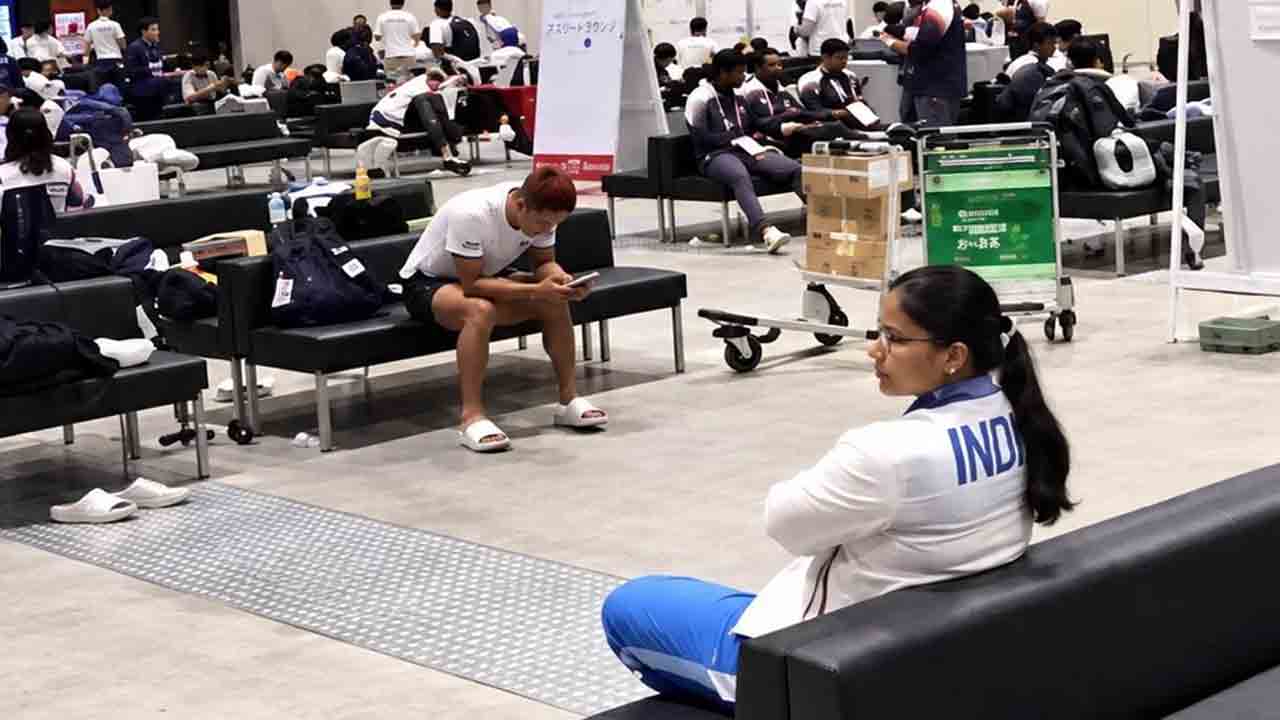 Asian Games | తొలిరోజే భారత బృందానికి సమస్యల స్వాగతం.. బస్సుల్లేక వీధుల్లో షూటర్లు..!