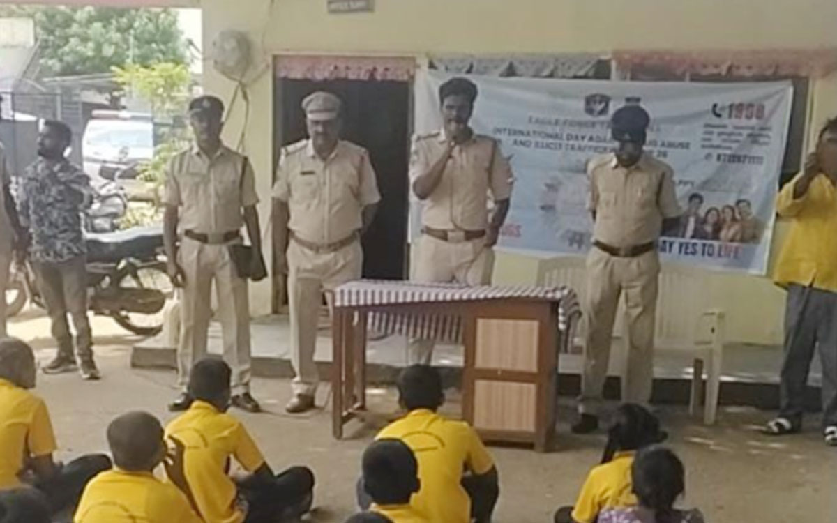 రోడ్డు భద్రత, సైబర్ నేరాలపై విద్యార్థులకు అవగాహన