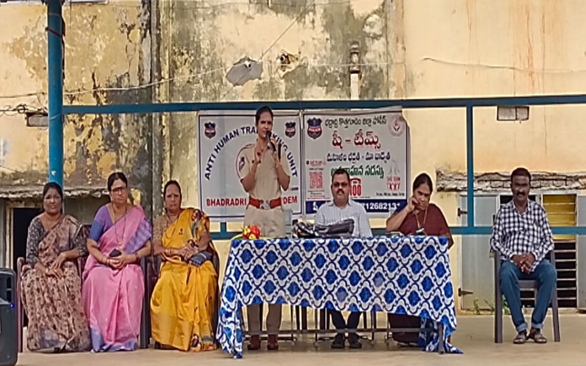 బాలికల భద్రతపై రుద్రంపూర్ జ‌డ్పీహెచ్ఎస్‌లో షీ టీమ్ అవగాహన