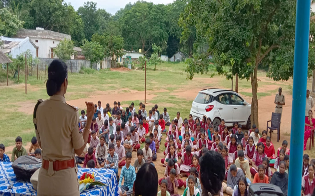బాలికల భద్రతపై రుద్రంపూర్ జ‌డ్పీహెచ్ఎస్‌లో షీ టీమ్ అవగాహన