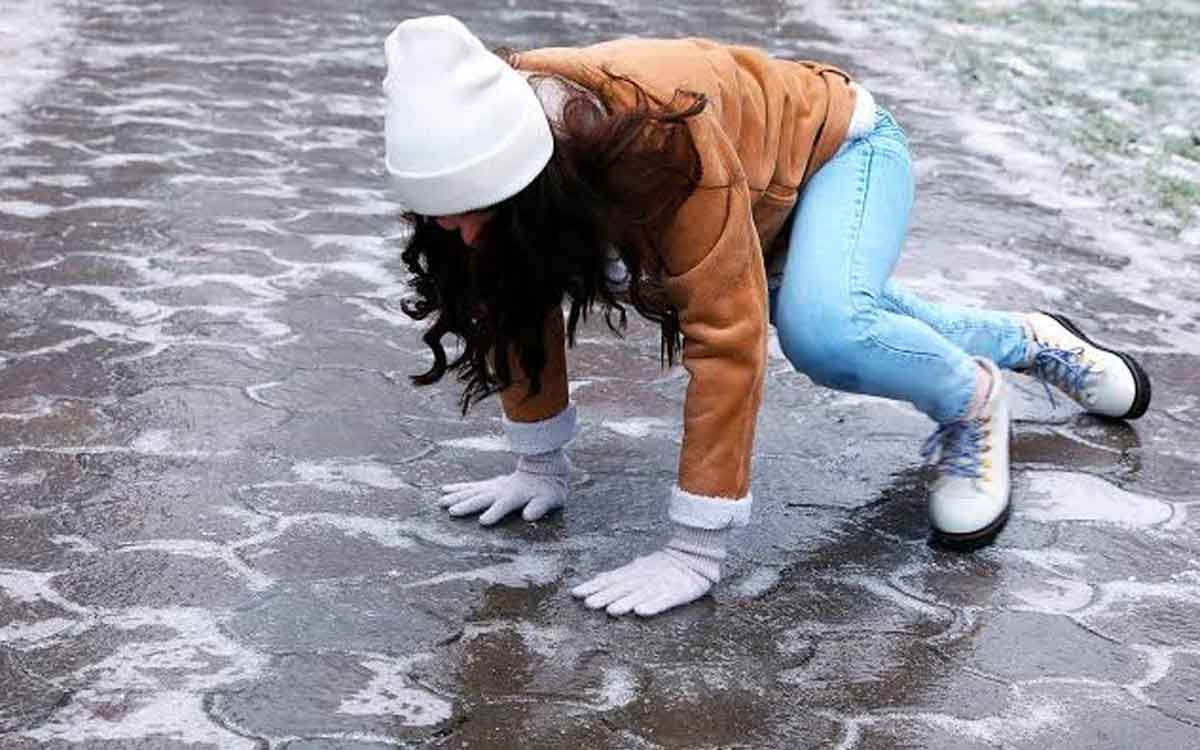 Slippery Surfaces | వ‌ర్షాకాలంలో త‌డినేల‌ల‌పై జారి ప‌డ‌డం స‌హ‌జం.. ఈ జాగ్ర‌త్త‌లు పాటిస్తే సేఫ్‌గా ఉండ‌వ‌చ్చు..