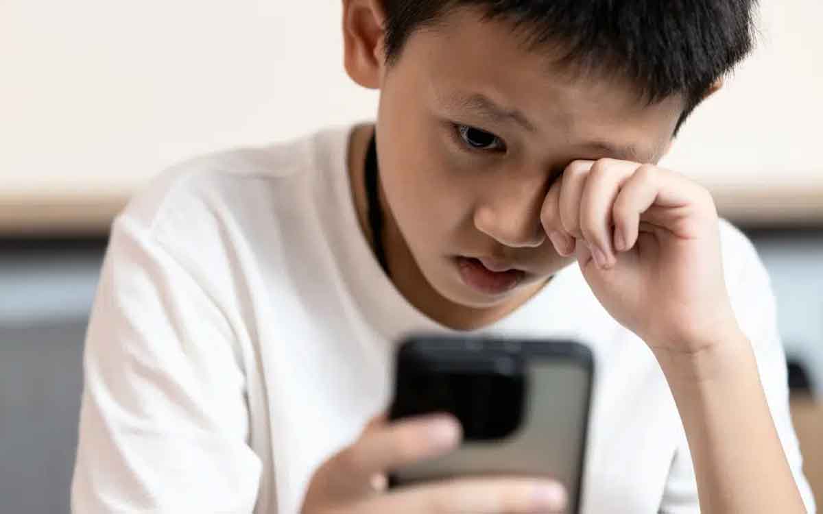 Smart Phones | పిల్ల‌ల‌కు స్మార్ట్ ఫోన్ల‌ను ఎక్కువ‌గా అల‌వాటు చేస్తే క‌లిగే అనర్థాలు ఇవే.. ఏం చేయాలంటే..?