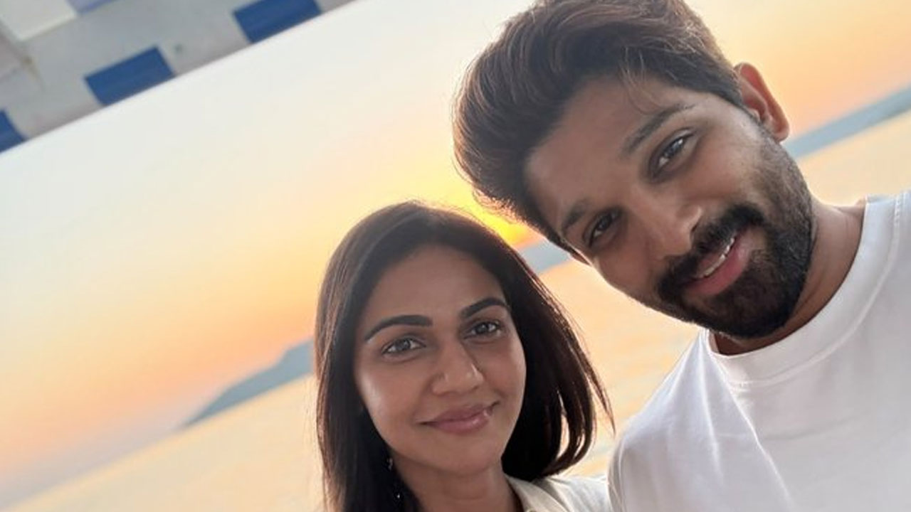 Allu Arjun | భార్యతో అల్లు అర్జున్ రొమాంటిక్ మూమెంట్.. స్నేహారెడ్డికి బన్నీ స్పెషల్ విషెస్ వైరల్!