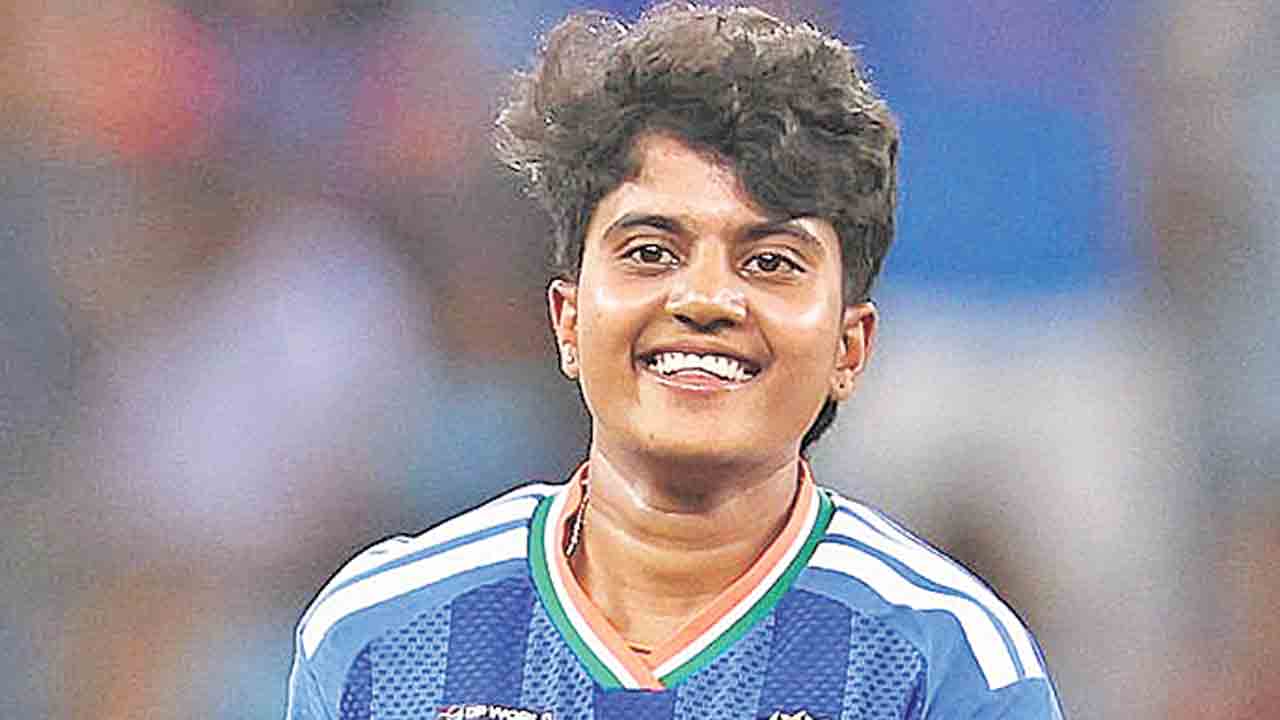 మిథాలీని అధిగమించిన చరణి.. అత్యధిక రేటింగ్‌ పాయింట్లతో రికార్డు