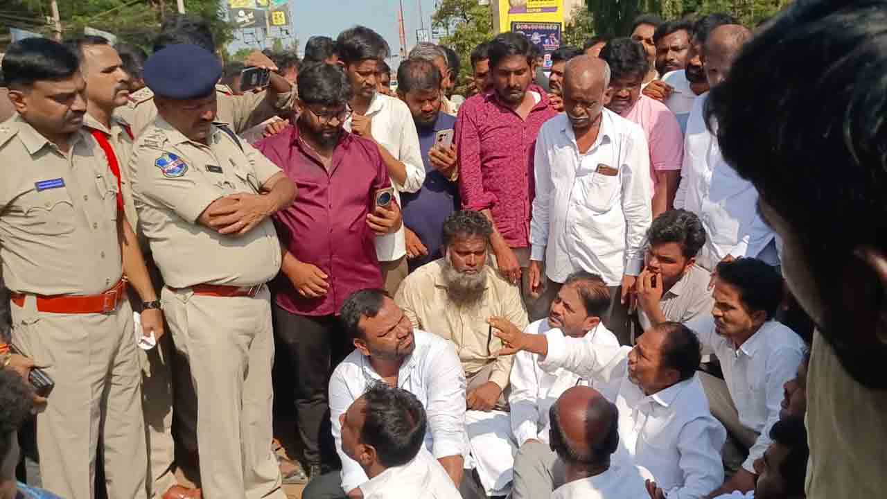 ఉరేసుకొని వ్యక్తి ఆత్మహత్య.. పోలీసుల వేధింపులే కారణమని తల్లిదండ్రుల ఆరోపణ