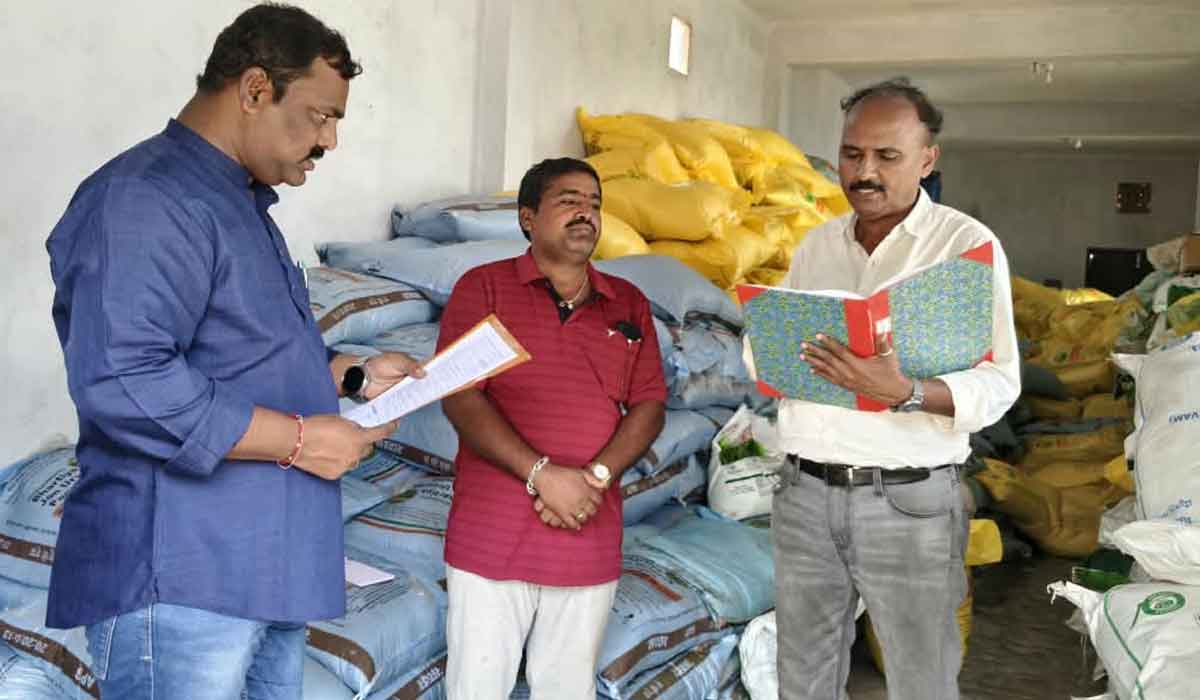 Chigurumamidi | చిగురుమామిడిలో కొనసాగుతున్న ఎరువుల దుకాణాల తనిఖీలు – politics Chigurumamidi | చిగురుమామిడిలో కొనసాగుతున్న ఎరువుల దుకాణాల తనిఖీలు – politics