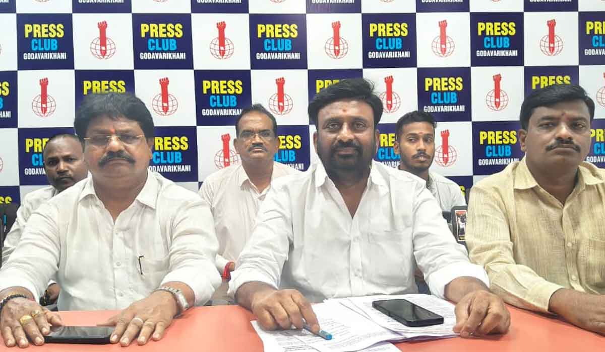 Godavarikhani | సమస్యలు పరిష్కరించకుంటే ఎన్నికల్లో ఓటు వేసేది లేదు.. ఈపీ ఆపరేటర్స్ అసోసియేషన్ అధ్యక్షుడు శ్రీనివాసరెడ్డి