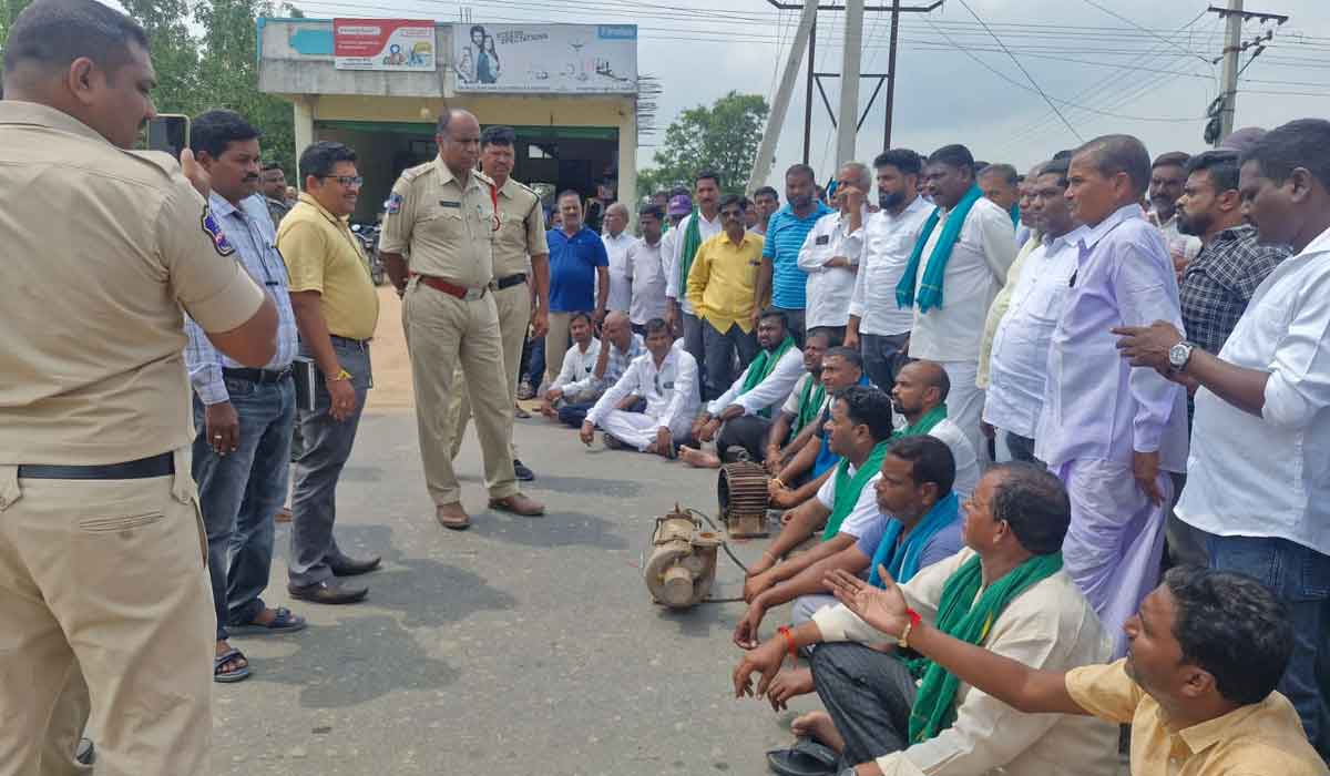 Raikal | విద్యుత్ కోతలపై రైతుల రాస్తారోకో.. రాయికల్‌లో కాలిన మోటార్లతో రహదారిపై నిరసన