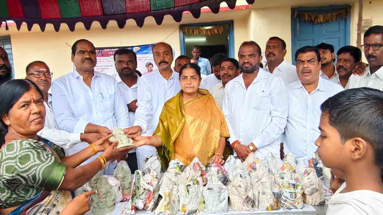 మట్టి గణపతులను పూజించి పర్యావరణాన్ని కాపాడుదాం : ఎమ్మెల్యే సునీత లక్ష్మారెడ్డి