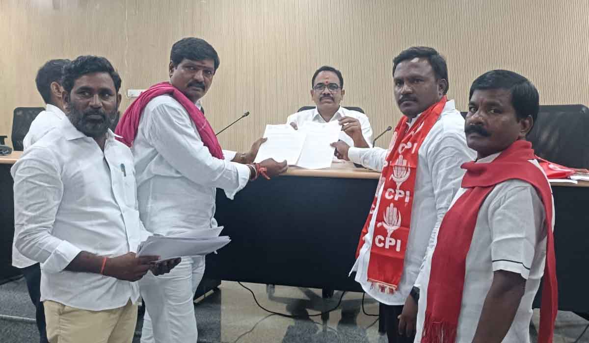 Ramagundam | ఆర్థిక నష్టం కలిగే ఆ ఎజెండా అంశాలను రద్దు చేయాలి.. కలెక్టరేట్ లో ఫిర్యాదు చేసిన రామగుండం మున్సిపల్ కార్పొరే