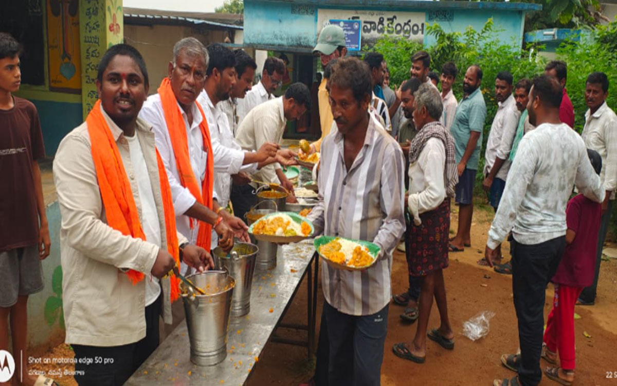సూర్యతండాలో భక్తులకు అన్నదానం