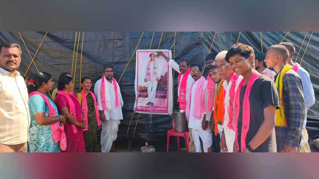 Kottagudem | సర్వారం తండాలో కేసీఆర్ చిత్రపటానికి క్షీరాభిషేకం..!