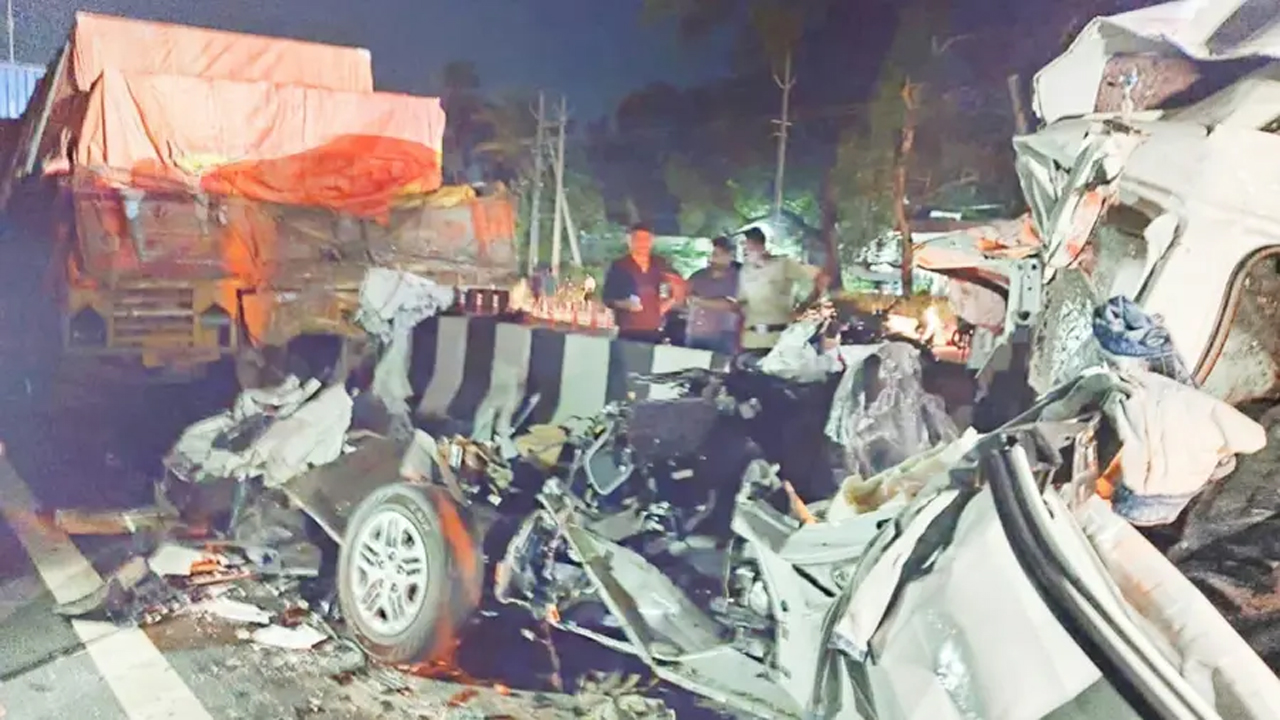 Thrissur Accident | ఆగివున్న లారీని ఢీకొట్టిన కారు.. ఏడుగురు ఇంజినీరింగ్ విద్యార్థులు, డ్రైవర్ దుర్మరణం
