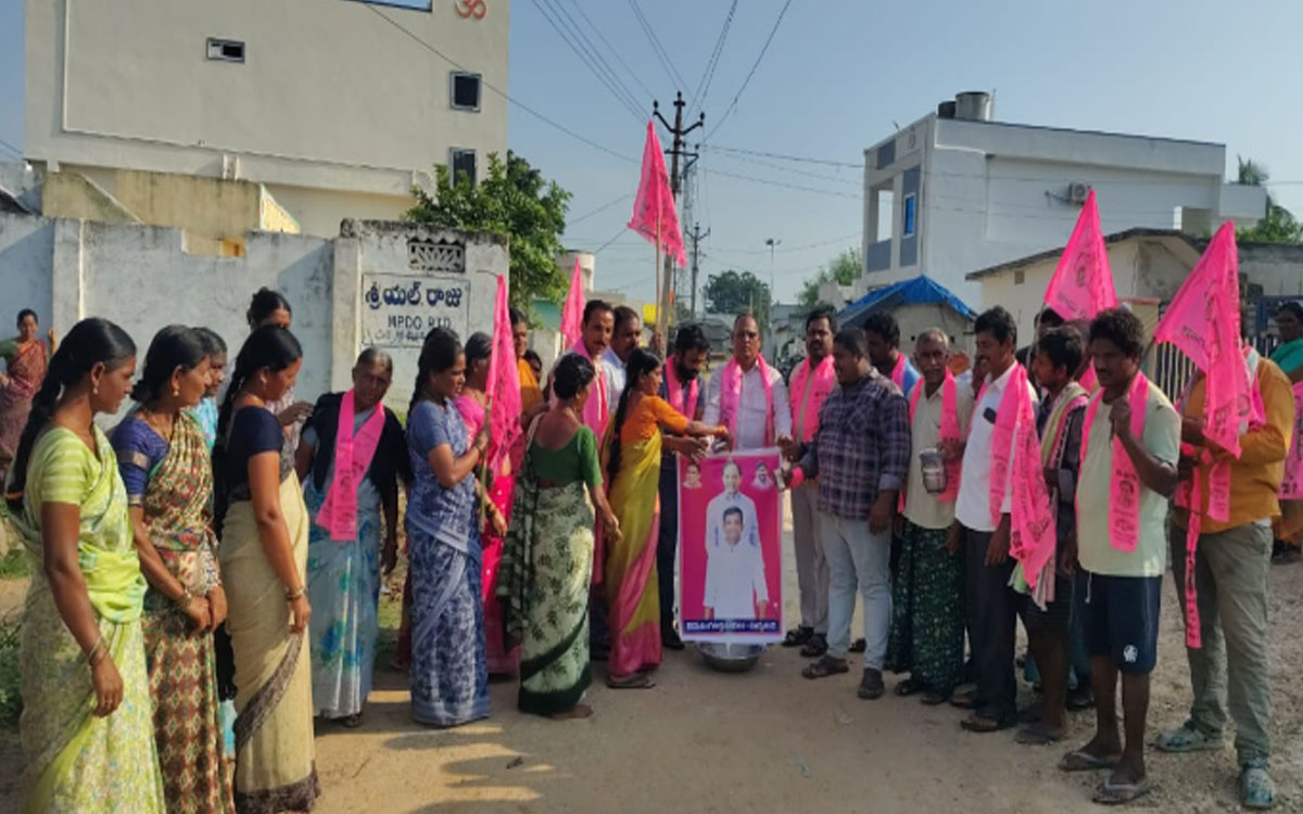 కేసీఆర్ చిత్రపటానికి గిరిజ‌నుల క్షీరాభిషేకాలు
