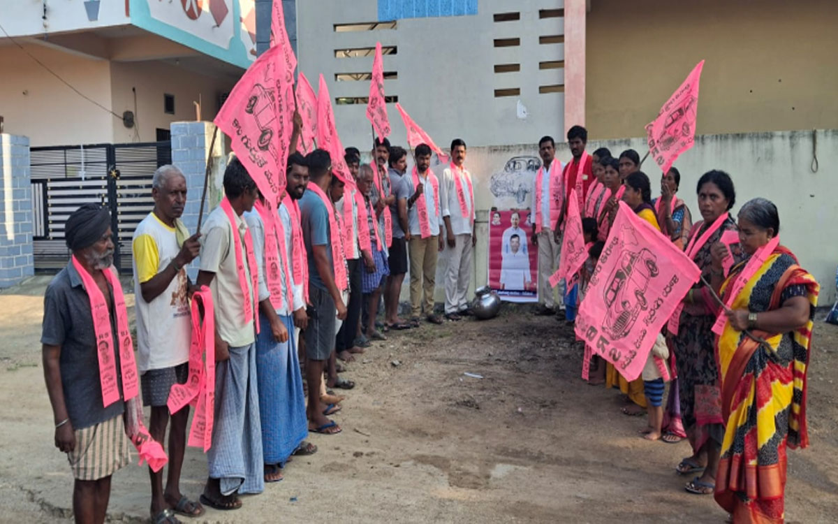 కేసీఆర్ చిత్రపటానికి గిరిజనుల క్షీరాభిషేకాలు
