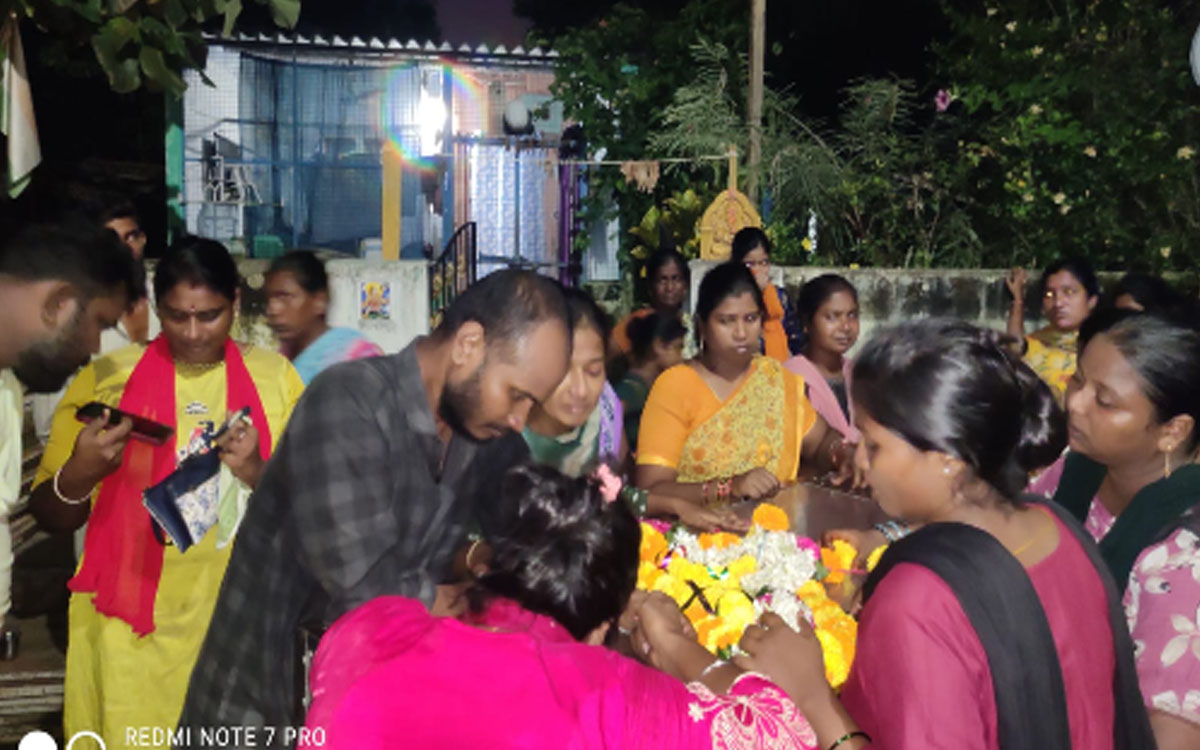 మున్నేరులో యువకుడి మృతి.. మృతదేహంతో కుటుంబ సభ్యుల ధర్నా