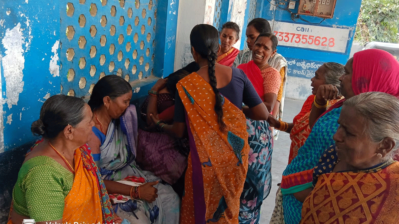 మొగిలిపాలెం సర్పంచ్ పై కాంగ్రెస్ నాయకుడి దాడి