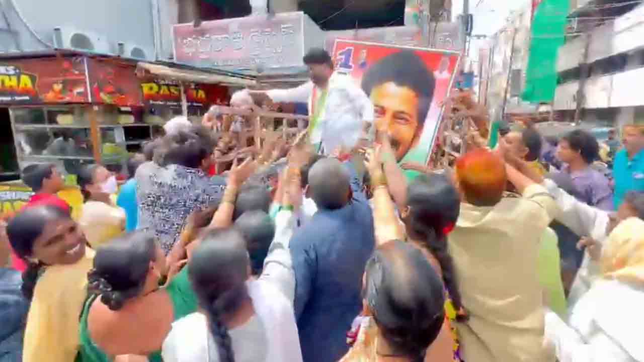 Onions distribution | కాంగ్రెస్‌ ఉచిత ఉల్లిగడ్డల పంపిణీలో ఉద్రిక్తత : వీడియో