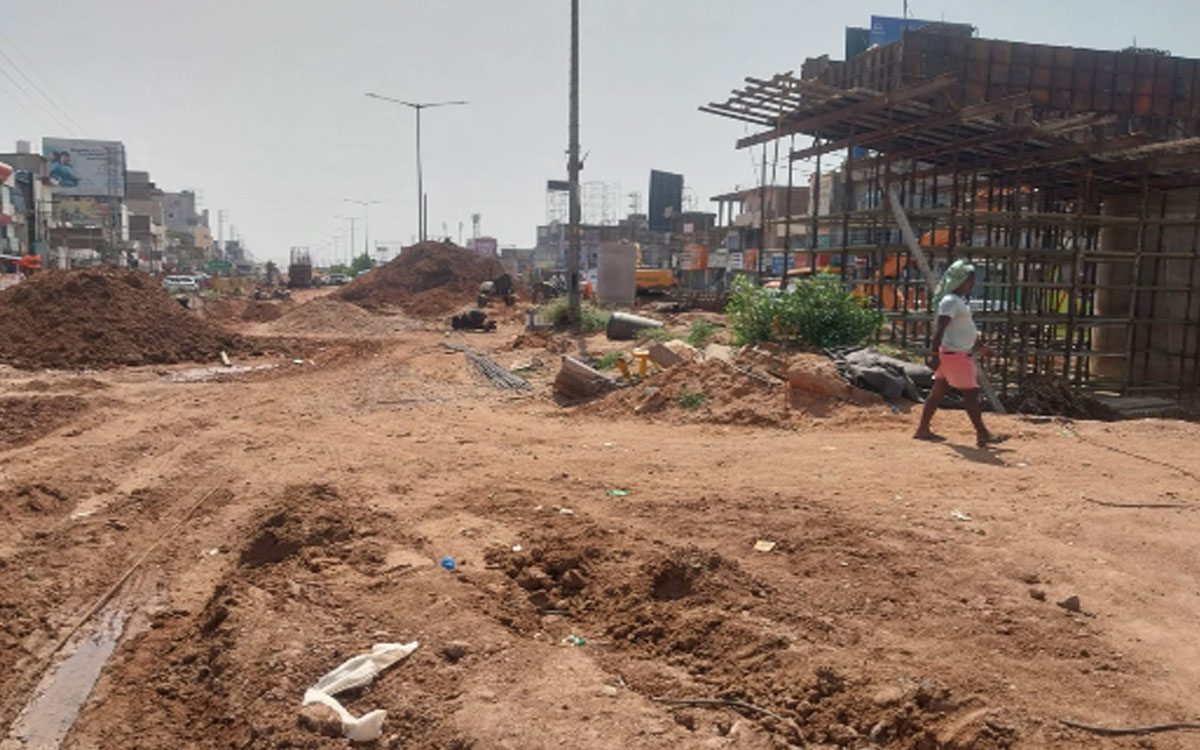 చౌటుప్పల్‌లో నత్తనడకన అండర్ పాస్ వంతెన పనులు