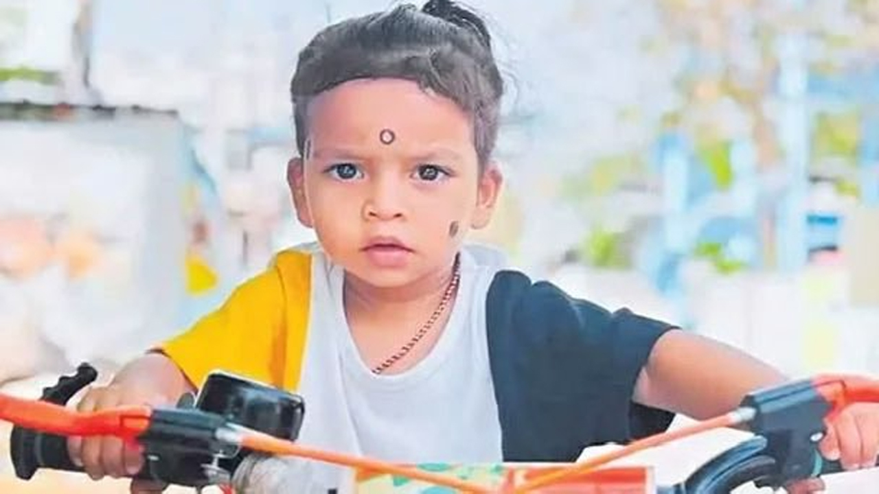 Tragedy | గణేశ్‌ శోభాయాత్రలో చిక్కుకున్న అంబులెన్స్‌.. ఆస్పత్రికి చేరేసరికే రెండేళ్ల బాలుడి మృతి