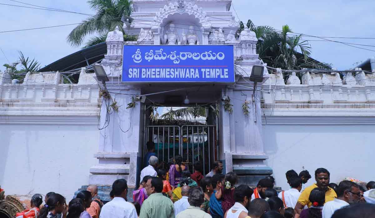 Vemulawada | రాజన్న ఉద్యోగులకు సంజాయిషీ నోటీసులు..! ఉత్తర్వులు జారీ చేసిన ఈవో రమాదేవి