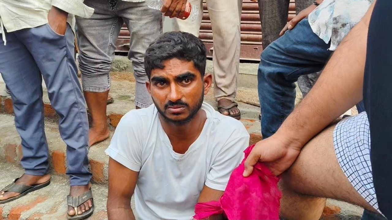 Vemulawada | వినాయకుడి మెడలో నోట్ల దండ ఎత్తుకెళ్లేందుకు యత్నించిన యువకుడు.. పోలీసులకు అప్పగింత