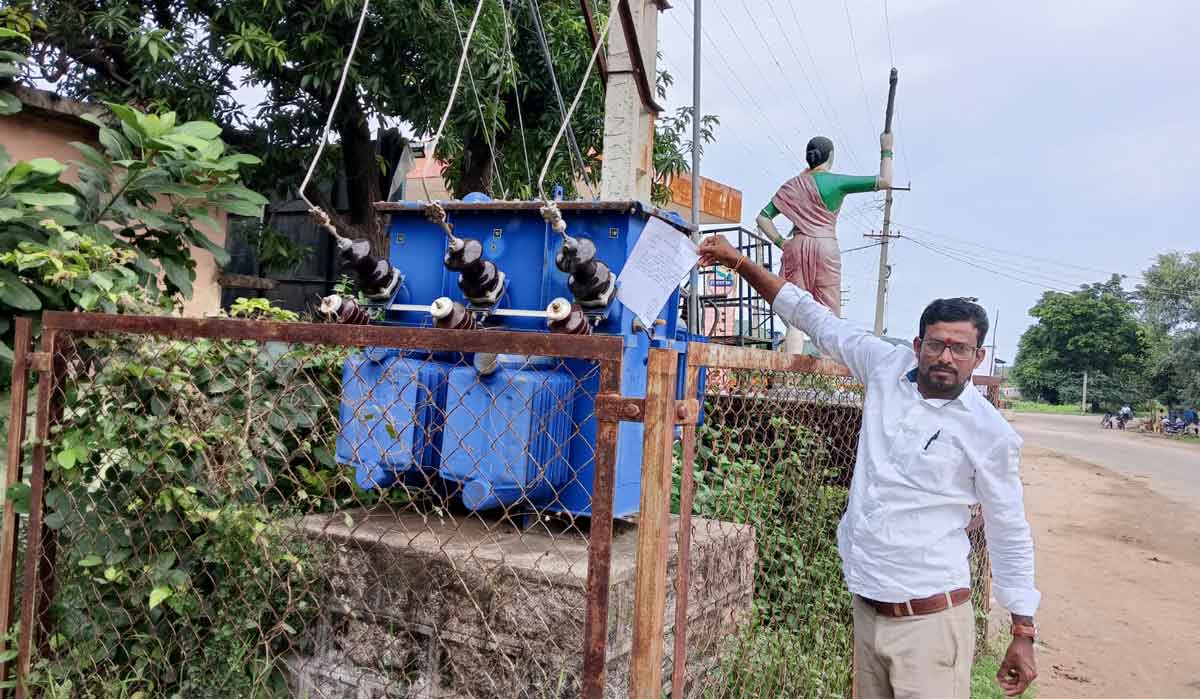 Mallapur | కరుణించు.. కరంటు ట్రాన్స్‌ఫార్మర్‌..!.. సామాజిక కార్యకర్త వెంకట రెడ్డి వినూత్న నిరసన