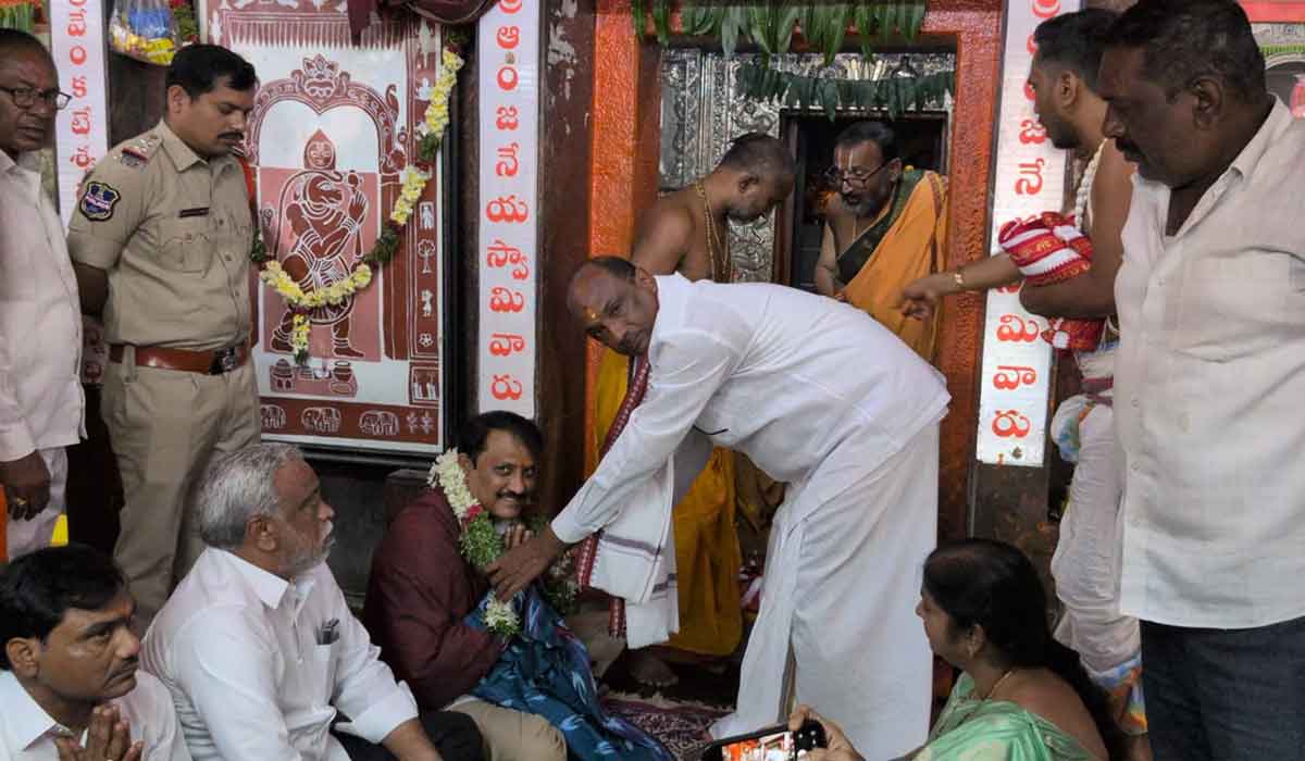 Kondagattu | కొండగట్టు శ్రీ ఆంజనేయ స్వామిని దర్శించుకున్న హైకోర్టు న్యాయమూర్తి