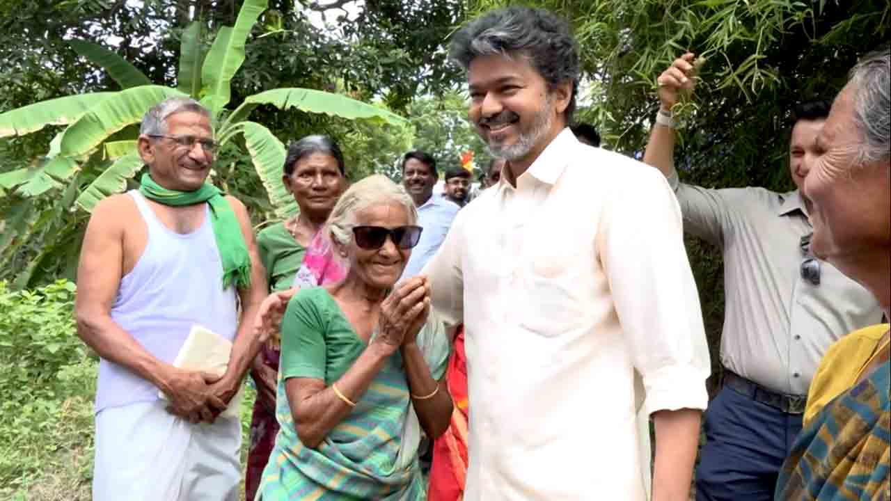 Tamil Nadu CM Vijay | బామ్మకు సన్‌గ్లాసెస్ గిఫ్ట్ ఇచ్చిన తమిళనాడు సీఎం విజయ్.. వీడియో!