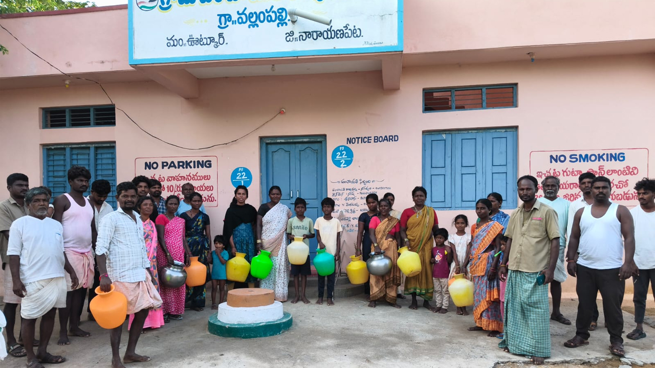 వల్లంపల్లిలో తాగునీటికి తండ్లాట.. ఖాళీ బిందెలతో గ్రామస్తుల నిరసన