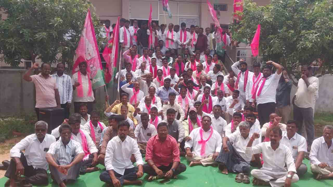 చౌటుప్పల్ విద్యుత్ శాఖ డీఈ కార్యాలయం ఎదుట బీఆర్ఎస్ ధర్నా
