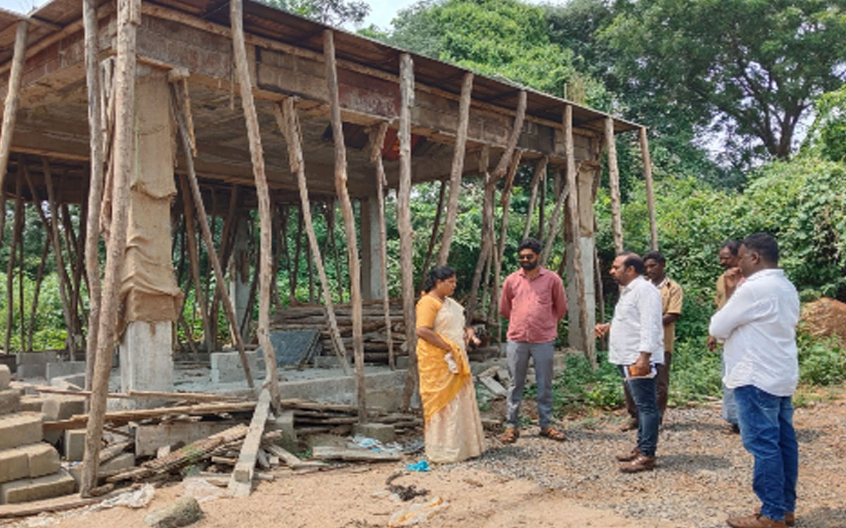 నెల రోజుల్లోగా వీవో భవన నిర్మాణం పూర్తి చేయాలి : జ‌డ్పీ సీఈఓ నాగలక్ష్మి