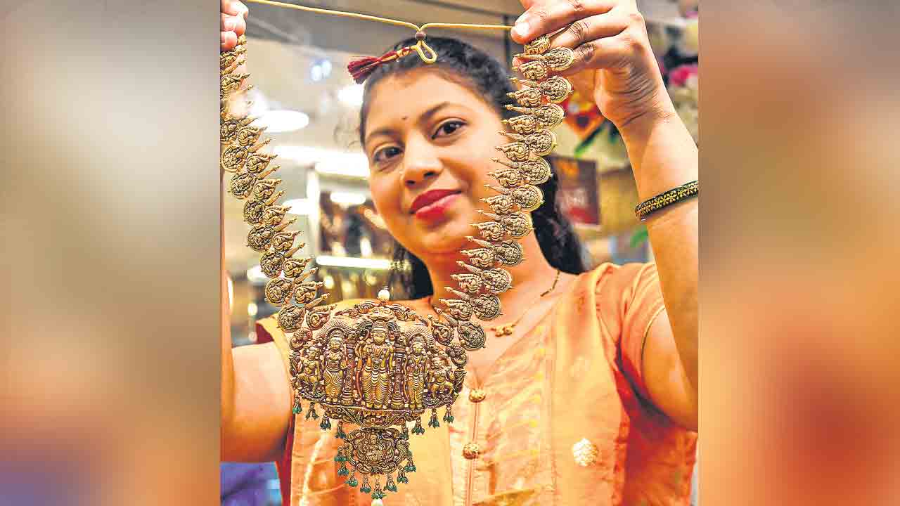 బంగారం మరింత ప్రియం.. వెండి, ప్లాటినమ్‌ రేట్లూ పైపైకే