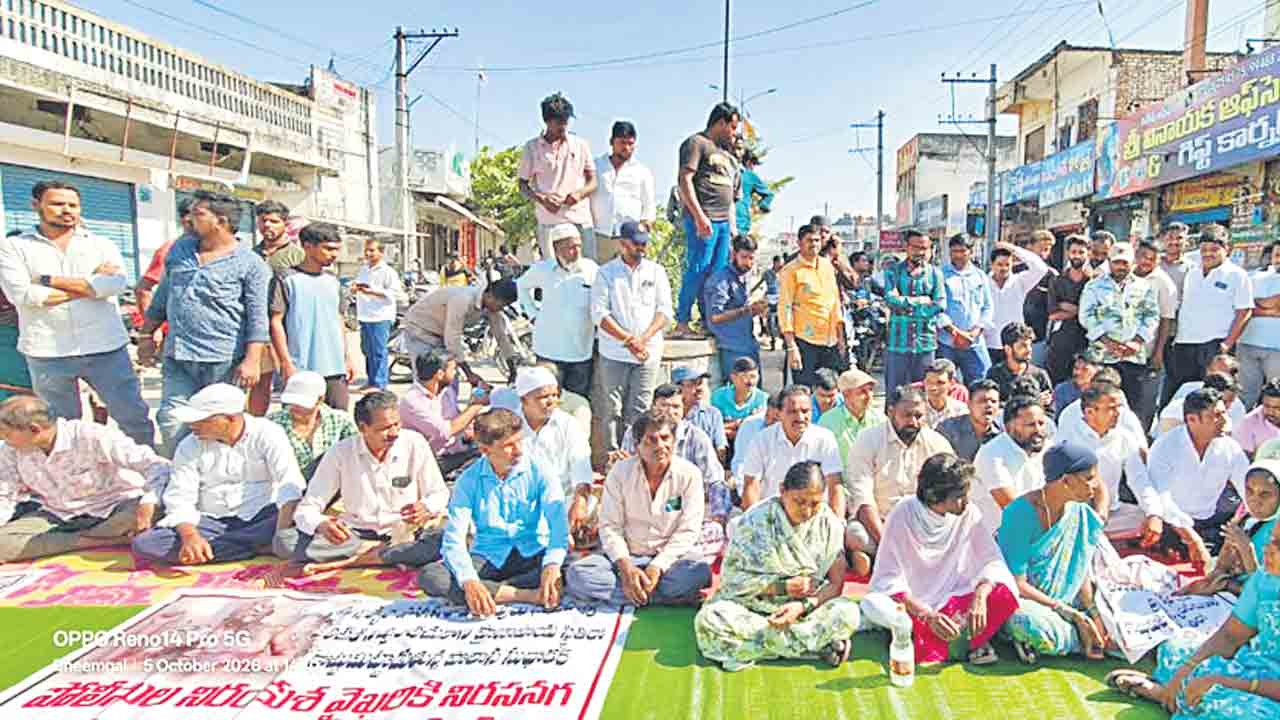 పోలీసుల వేధింపులు తాళలేక.. ఠాణాలోనే ఆత్మహత్యాయత్నం