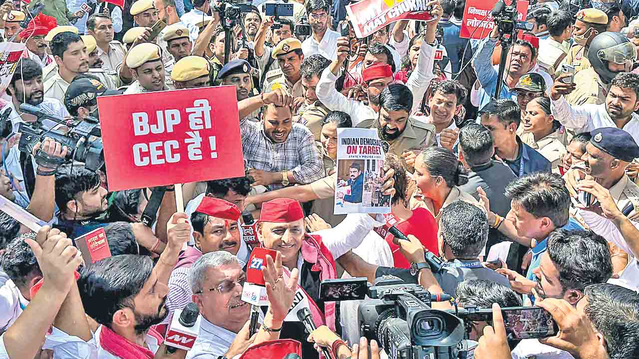 సీఈసీ రాజీనామా చేయాల్సిందే.. ఢిల్లీలో ఇండియా కూటమి నిరసన