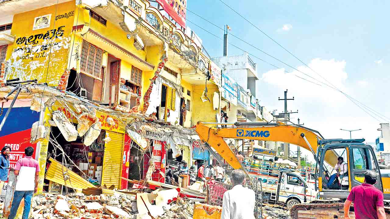 సీఎం ఇలాకాలో బుల్డోజర్ల మోత.. మరోసారి ఇండ్లపైకి దూసుకొచ్చిన జేసీబీలు