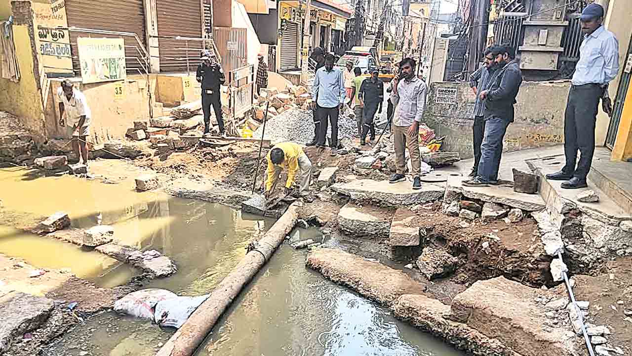 నాలాలో వాటర్‌ పైప్‌లైన్‌కు మరమ్మతులు