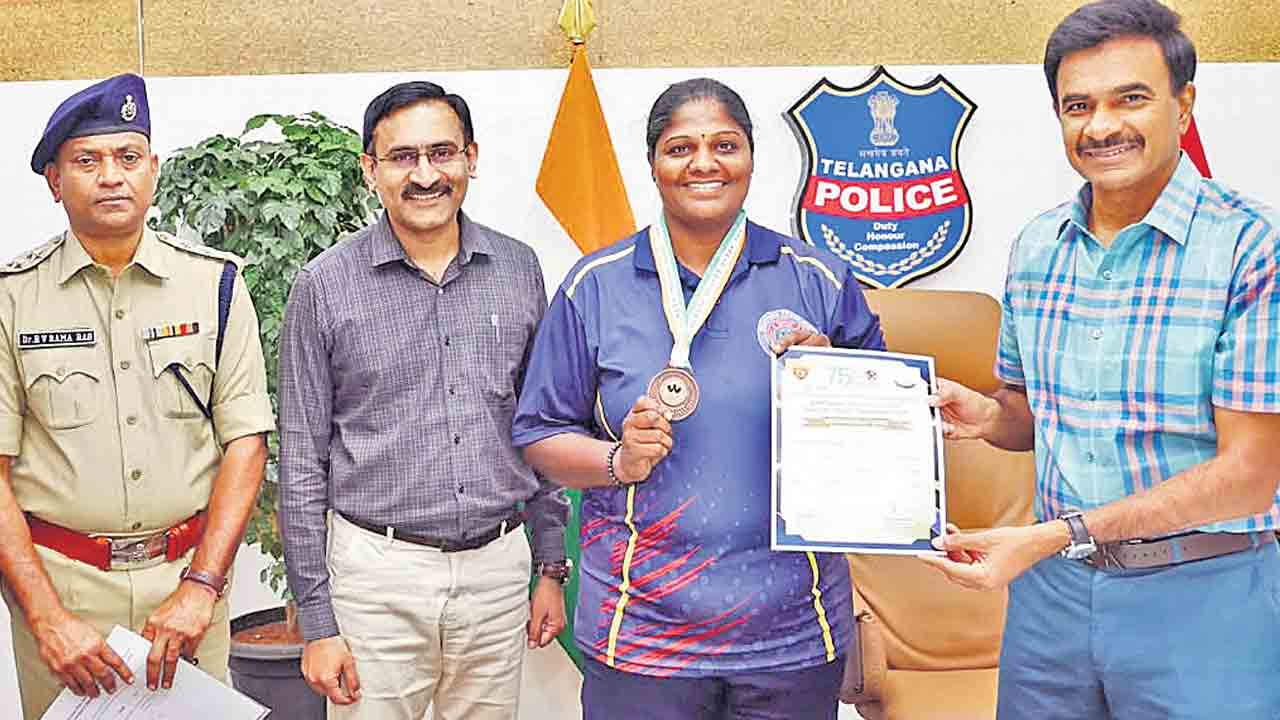 ఆర్మ్‌ రెజ్లింగ్‌లో కానిస్టేబుల్‌ రాధికకు కాంస్యం