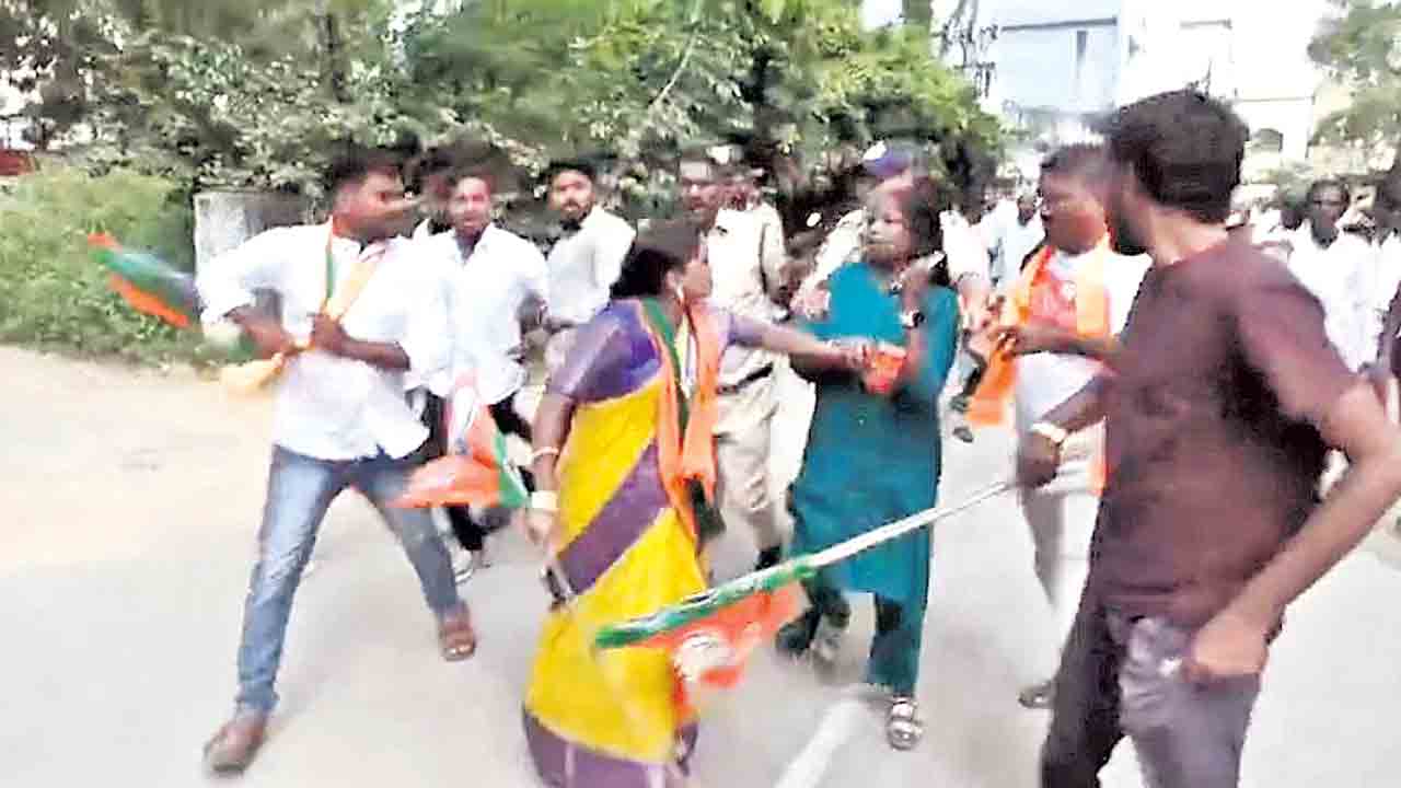 బీజేపీ, కాంగ్రెస్‌ నాయకుల మధ్య ఘర్షణ