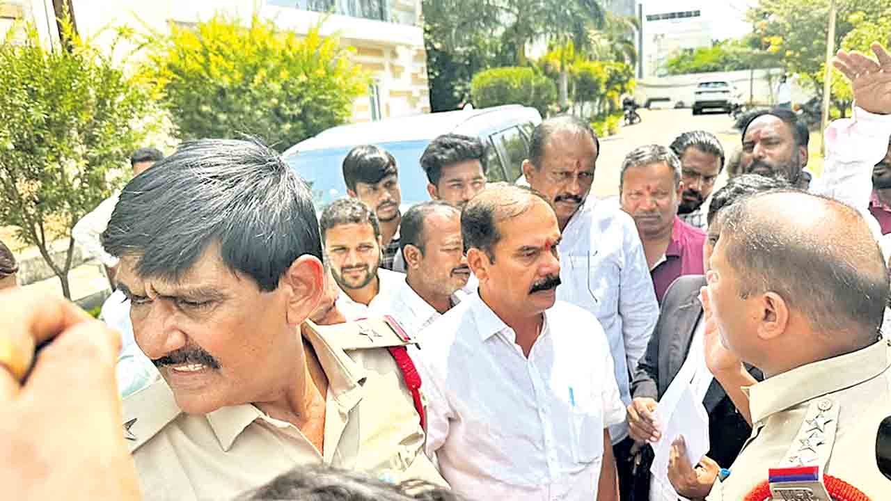 పేదల కాలనీపై సర్కార్‌ జులుం